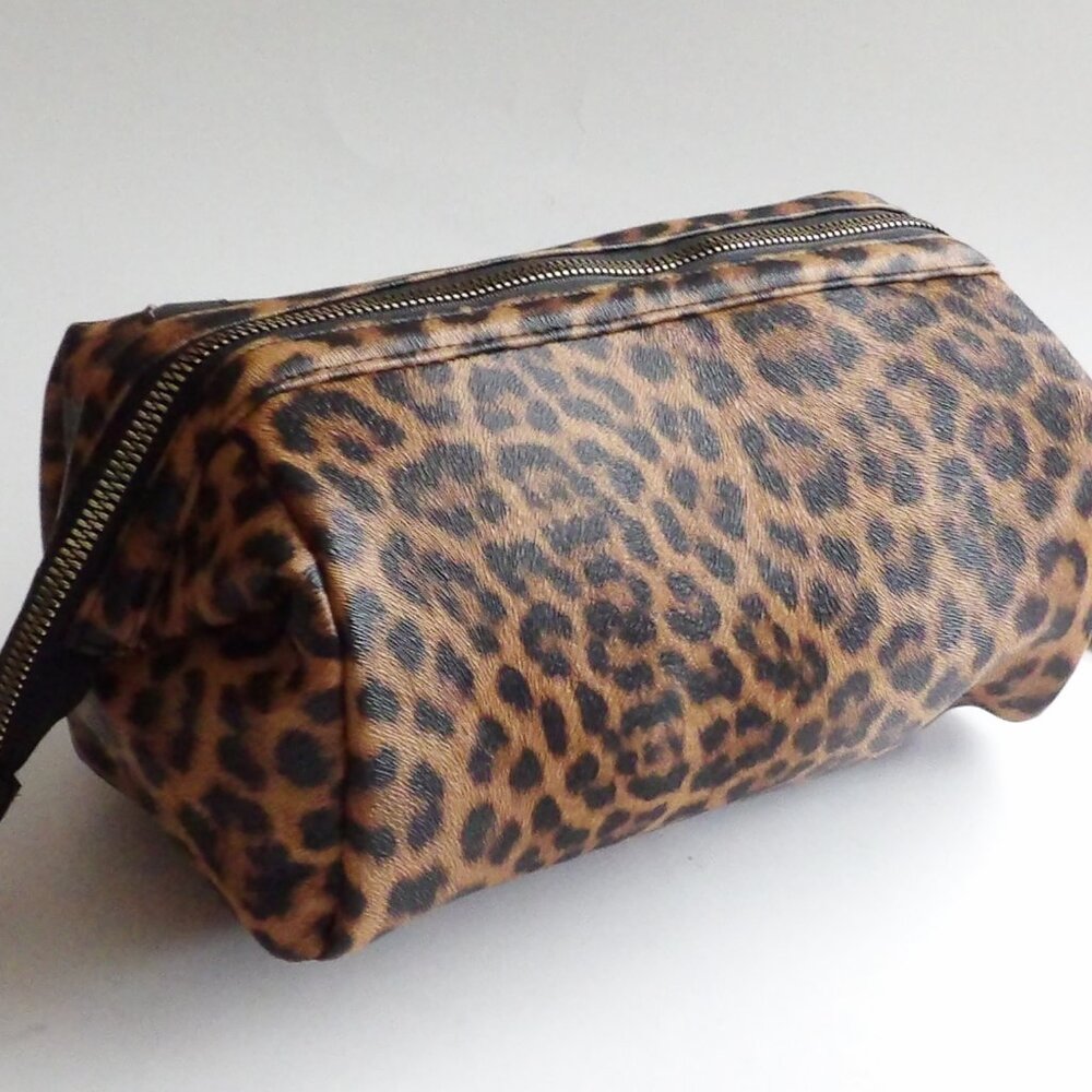 Nicole Miller Animal Print Make Up Bag Great as a Travel Toiletry Bag NWT - Picture 7 of 7